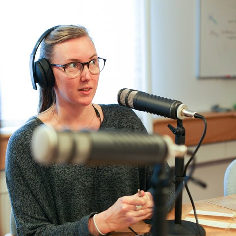 Emelie Fredriksson bakom mikrofonen. Foto.