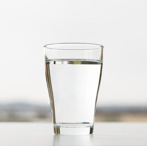 Ett glas med vatten. Foto.