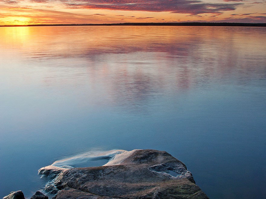 Sjö med klippor i förgrunden, foto.