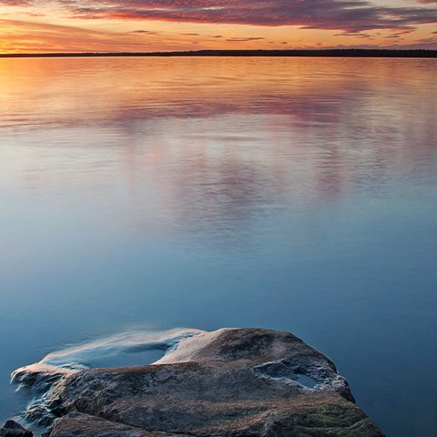Sjö med klippor i förgrunden, foto.