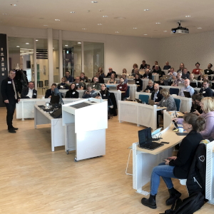 En fylld föreläsningssal. Foto.