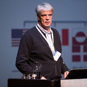 Man i talarstol. Foto.