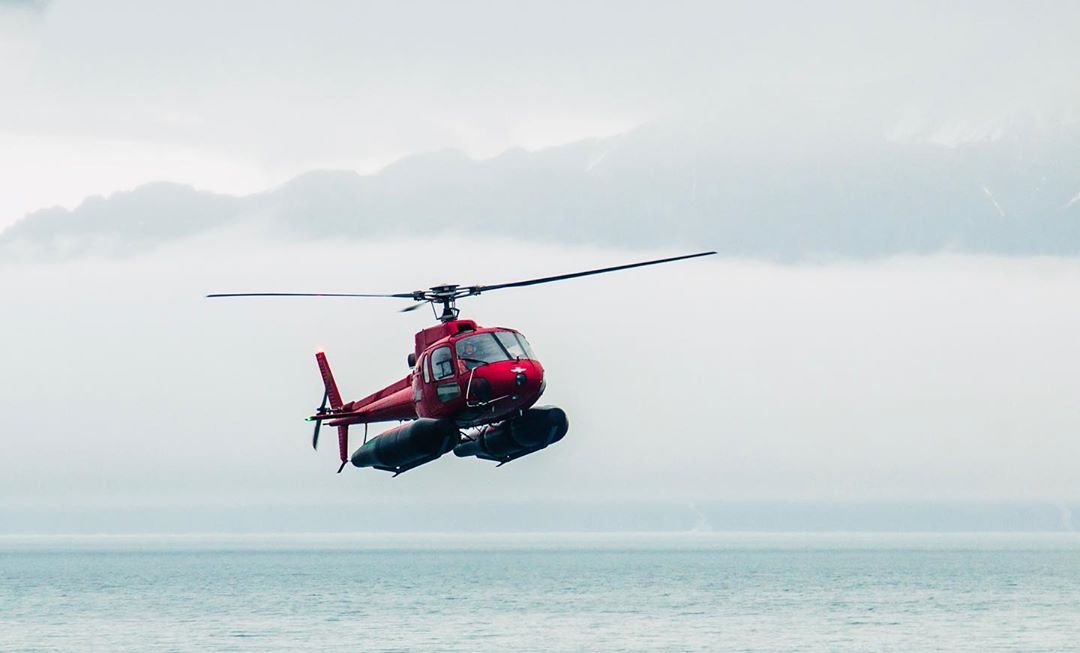 Helikopter ovanför sjö. Foto.