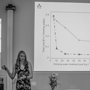 Kvinna framför Powerpoint-presentation. Svartvitt foto.