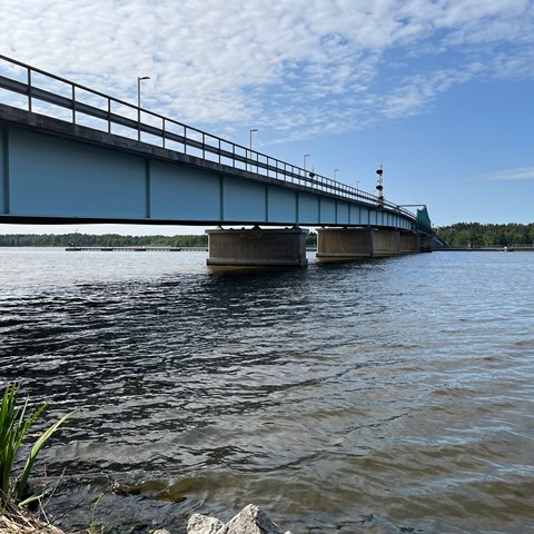 Bilbro över sund. Foto.