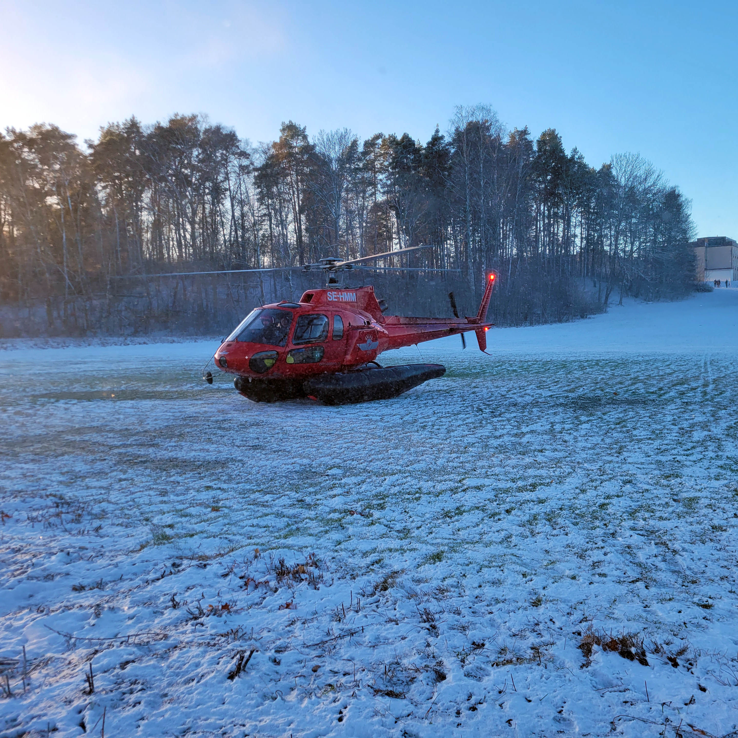 helikopter på snöig åker. Foto.