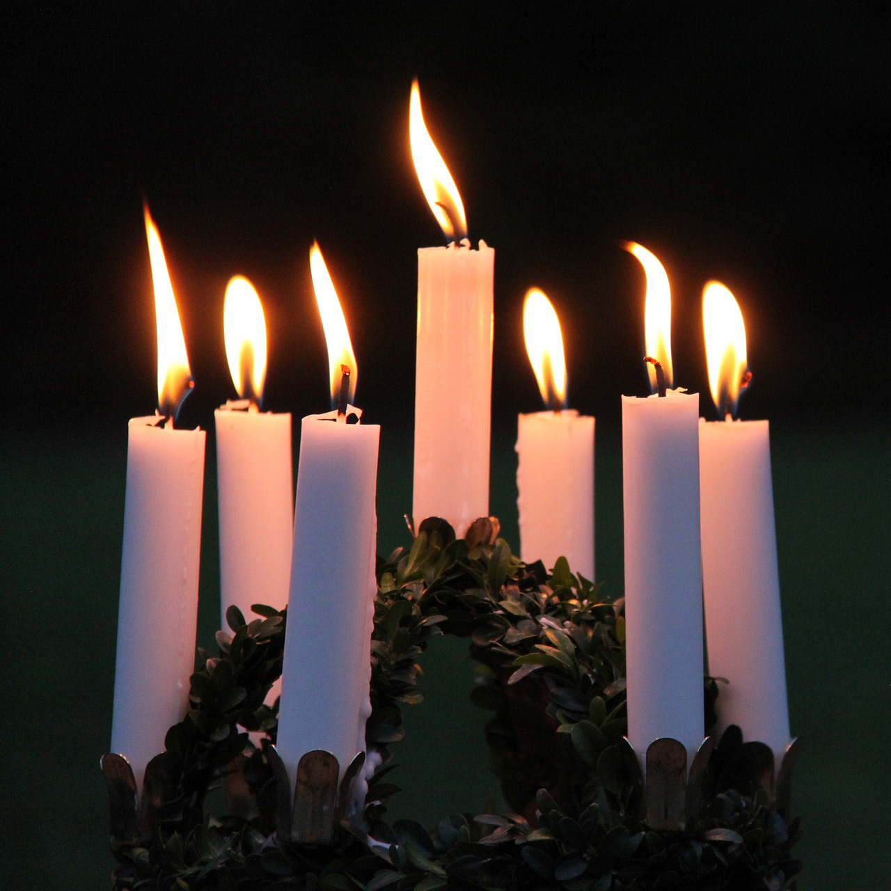 En luciakrona med sju brinnande ljus.