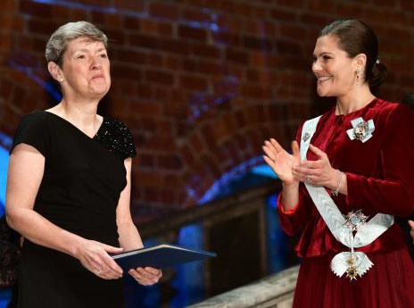 Två kvinnor i eleganta klänningar.