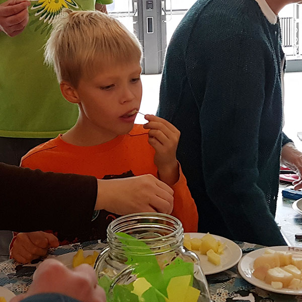 Pojke äter en bit potatis.