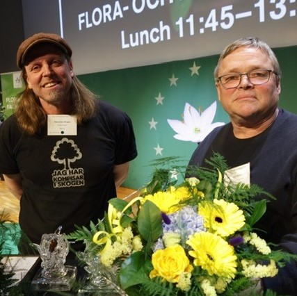 Två män tar emot pris. Foto