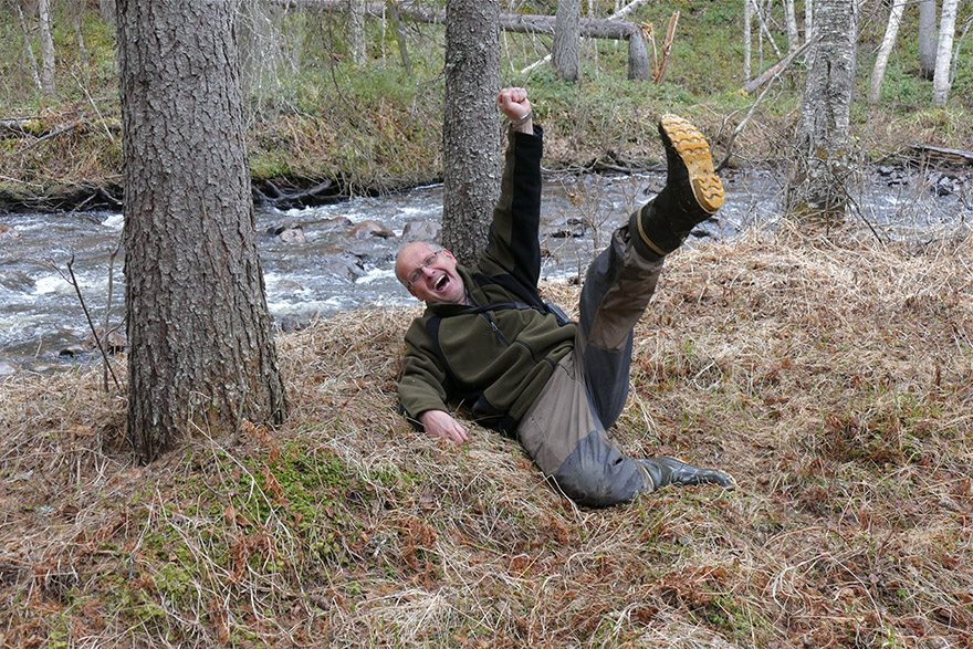 Man som ramlat i en skog. Foto