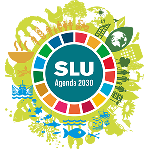 En cirkel med texten "SLU Agenda 2030" i mitten. Runt cirkeln finns en mängd olika saker som representerar olika hållbarhetsmål, exempelvis en höna, ett träd och en fiskebåt. Illustration.