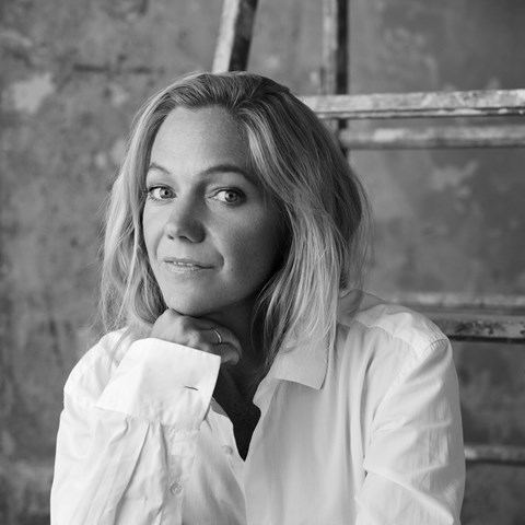 Maja Lunde, svartvitt porträttfoto. 