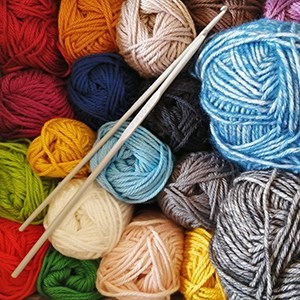 Knitting needles and yarn, photo.