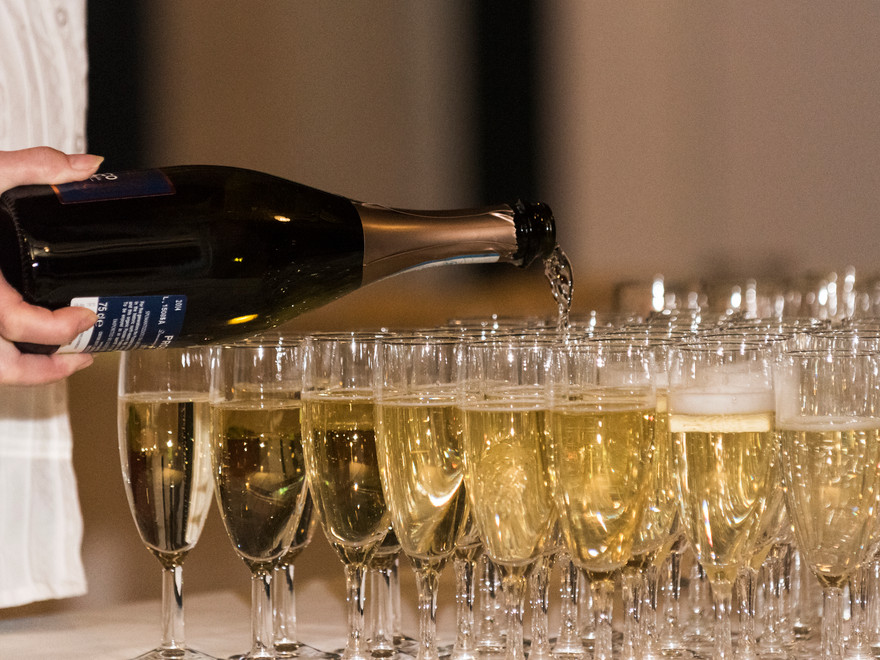 Champagne som hälls upp