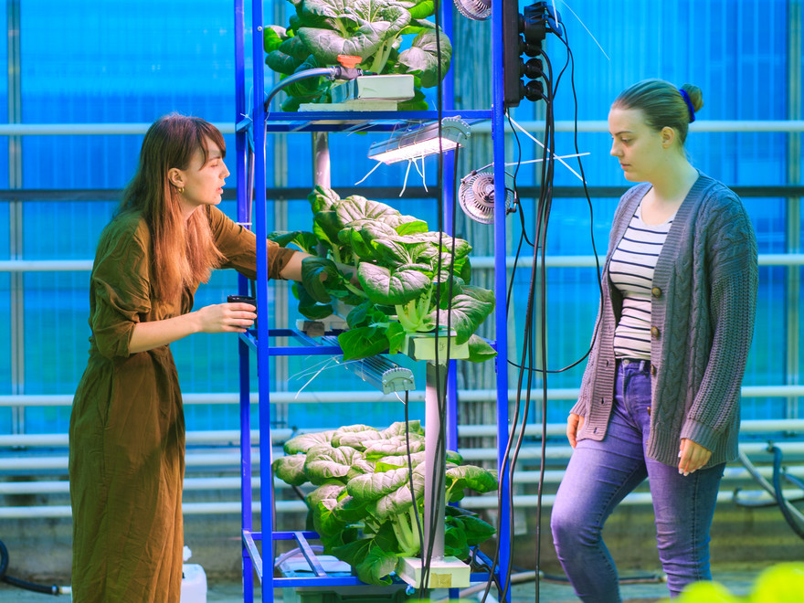 Två kvinnliga studenter i laborationsmiljö