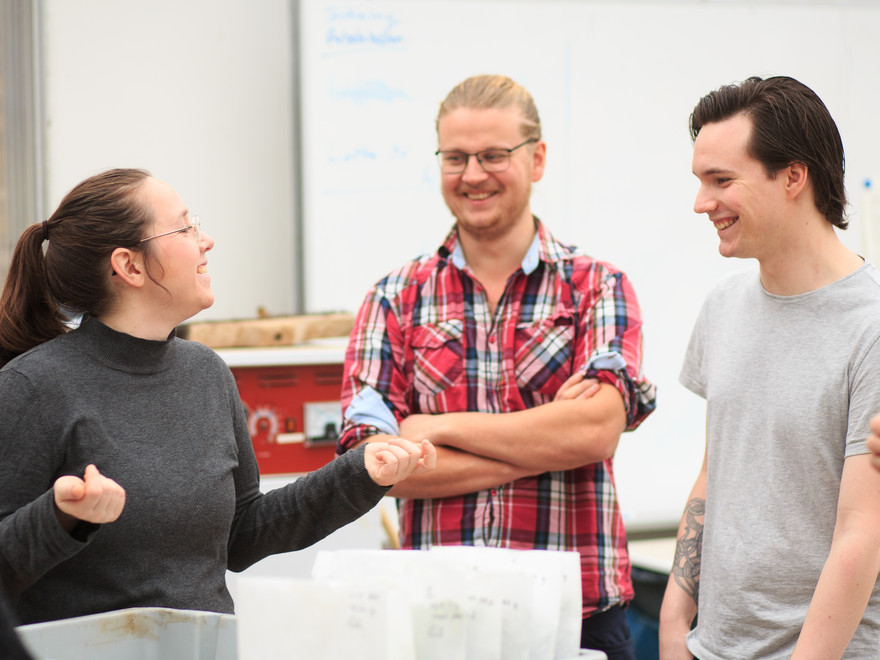 Studenter pratar med varandra. 