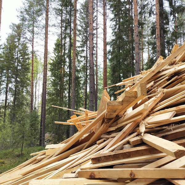 Skogskonstverk med brädor