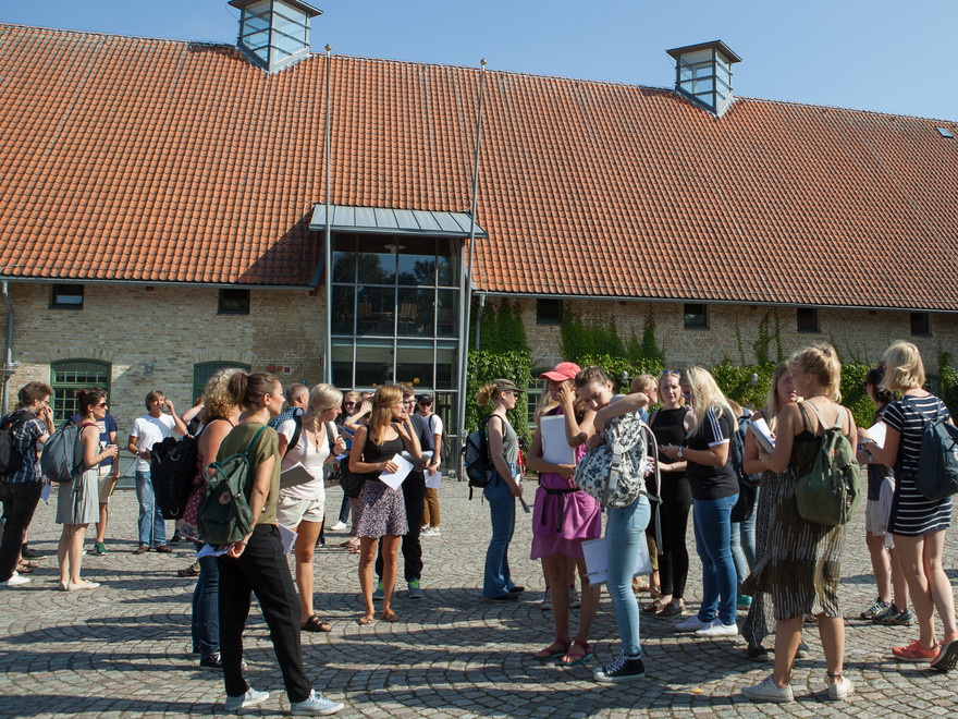 studenter framför huset Alnarpsgården