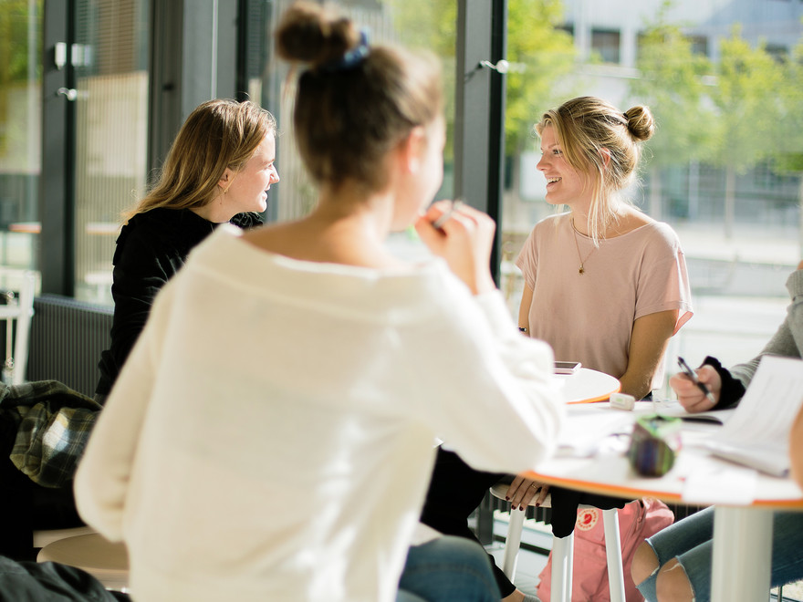 Studenter som pluggar vid ett bord