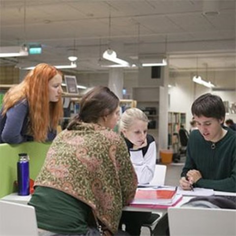 Studenter vid ett bord, foto