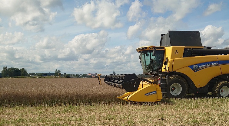 Skördetröska på fält liten bild