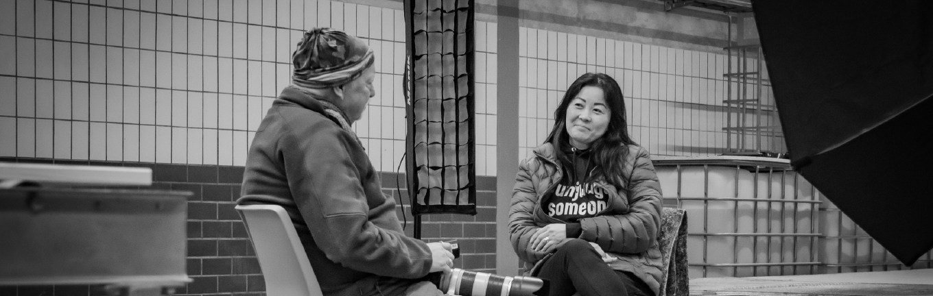 Två personer i samtal med varandra