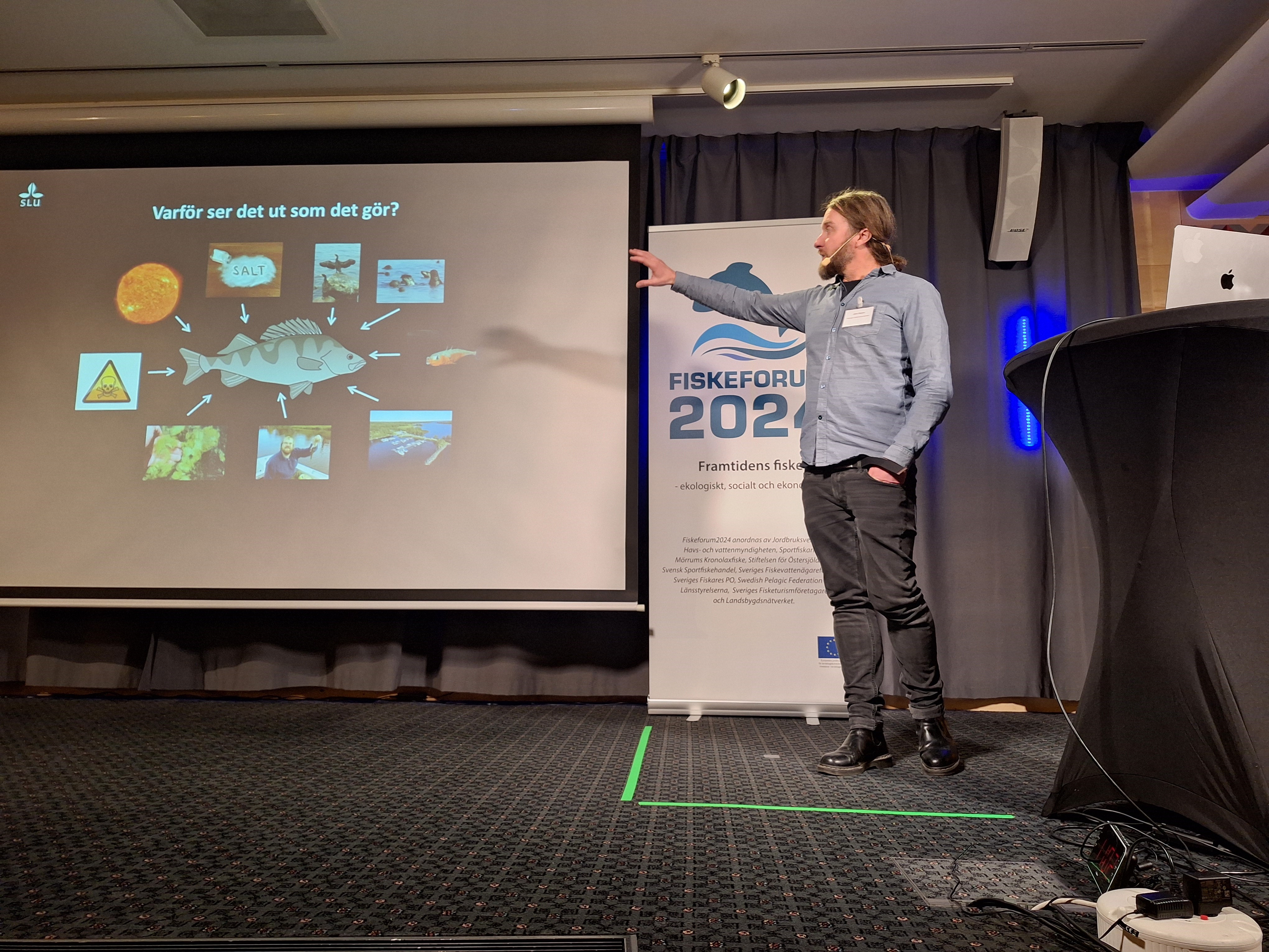 Jens Olsson håller ett föredrag under Fiskeforum