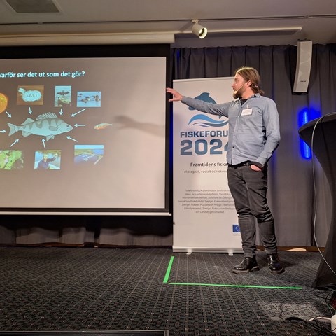 Jens Olsson håller ett föredrag under Fiskeforum