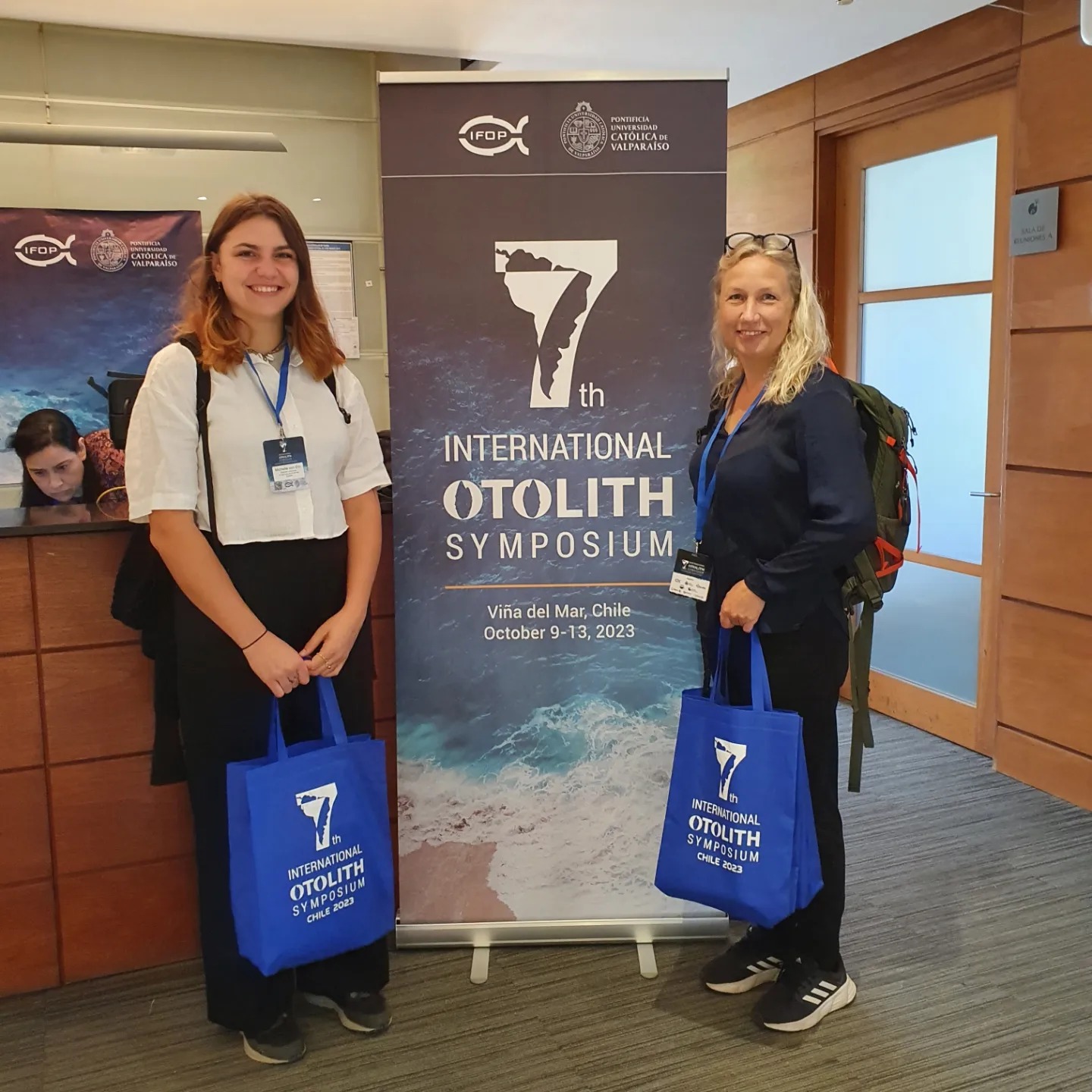 Två personer står framför en roll-up