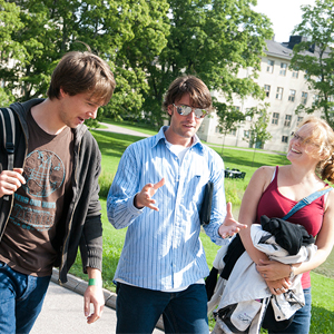 Tre studenter i samtal på Ultuna Campus
