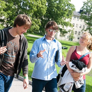 Tre studenter i samtal på Ultuna Campus