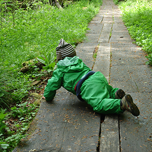 Bild av ett barn som leker vid gräsmatta. Foto: Anders Rasmusson
