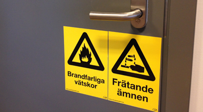 Skylt brandfarliga vätskor och frätande ämnen