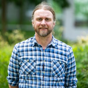 Portraitphoto of a man in an outdoor environment