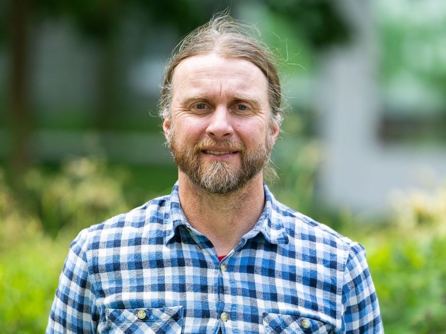 Porträttfot av en man i utomhusmiljö