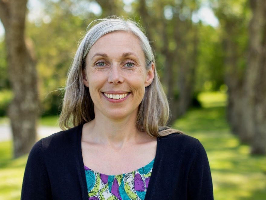 Porträttfoto av Klara Fischer i utemiljö