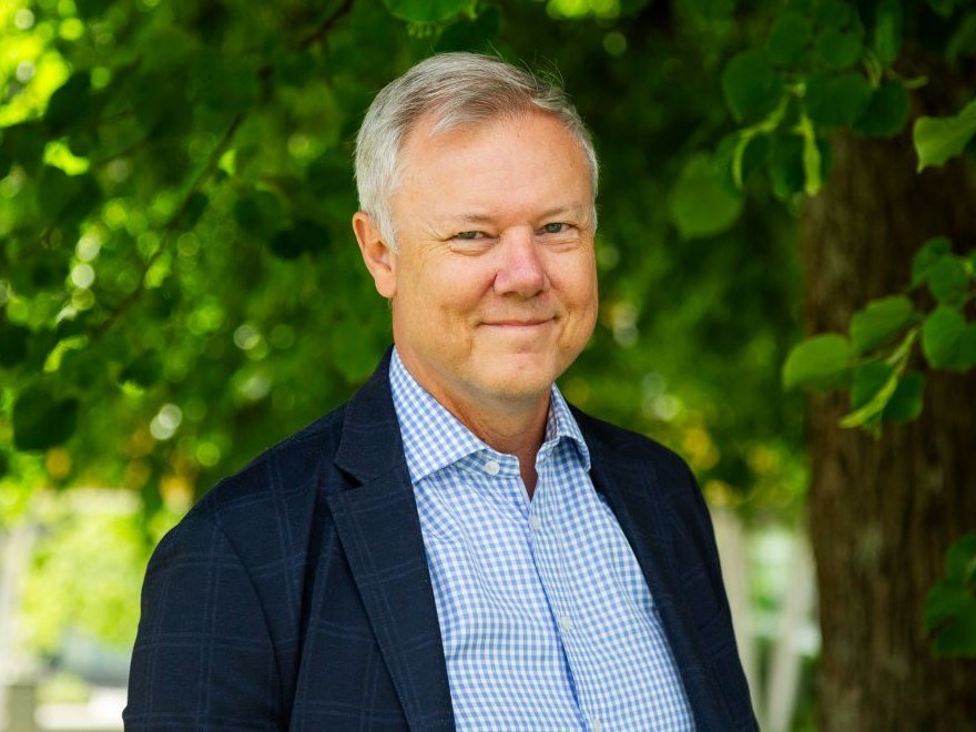 portrait photo of Noél Holmgren