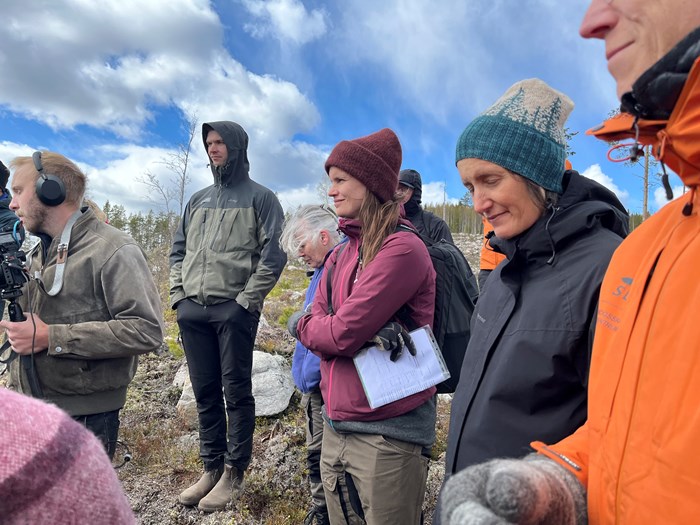 Sara Holmgren lyssnar koncentrerat när en skogsägare berättar om sin mark.