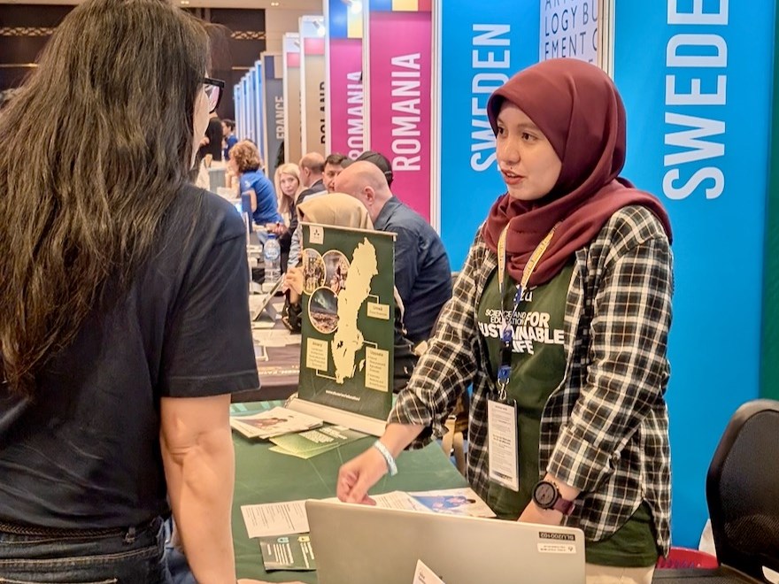 Studentambassador Ifa Nur Ainina on a fair in Jakarta. Photo: Elin Hegesten