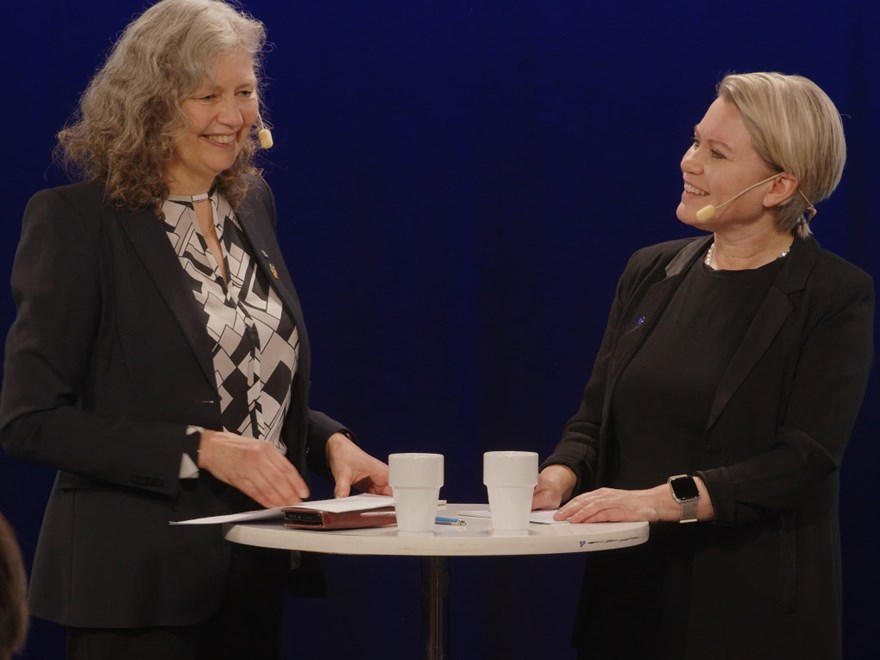 Två personer i samtal.