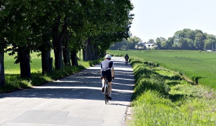 en allé med en cyklist