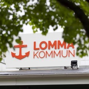 A picture of the facade sign of Lomma municipality