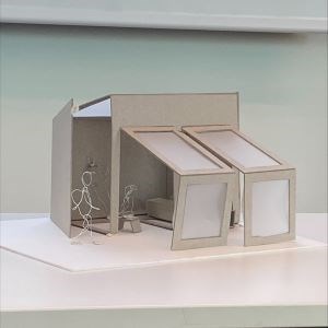 modell av en byggnad gjord av kartong