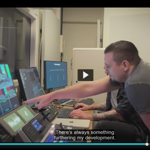 en man pekar på en datorskärm 