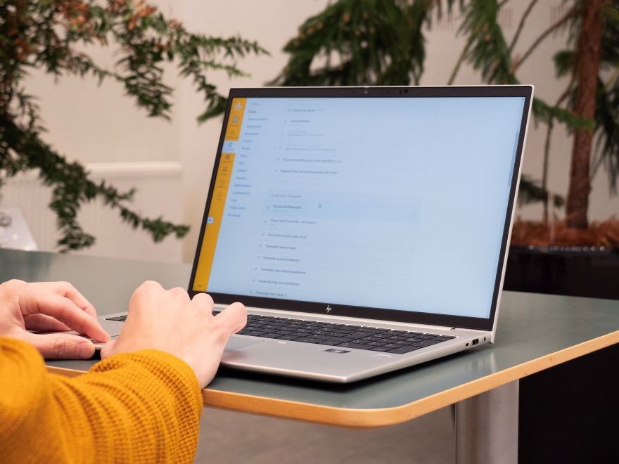 En student använder Canvas på sin laptop. Foto: Josef Näslund, SLU