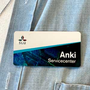 Namnbricka i plast med SLU-profil.