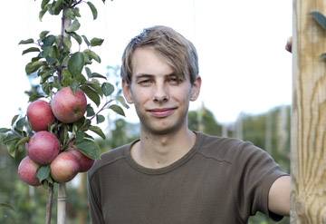 Trädgårdsingenjörstudenten Love vid ett äppelträd