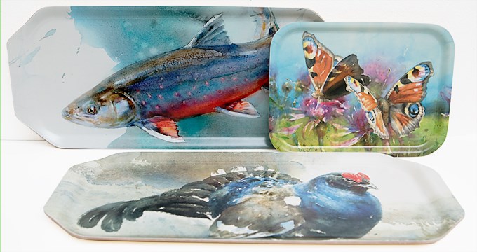 Tre brickor föreställande ett par påfågelöga-fjärilar, en orre samt en röding, målade av konstnären Roland Jonsson som också är hedersdoktor vid SLU sedan 2016..  