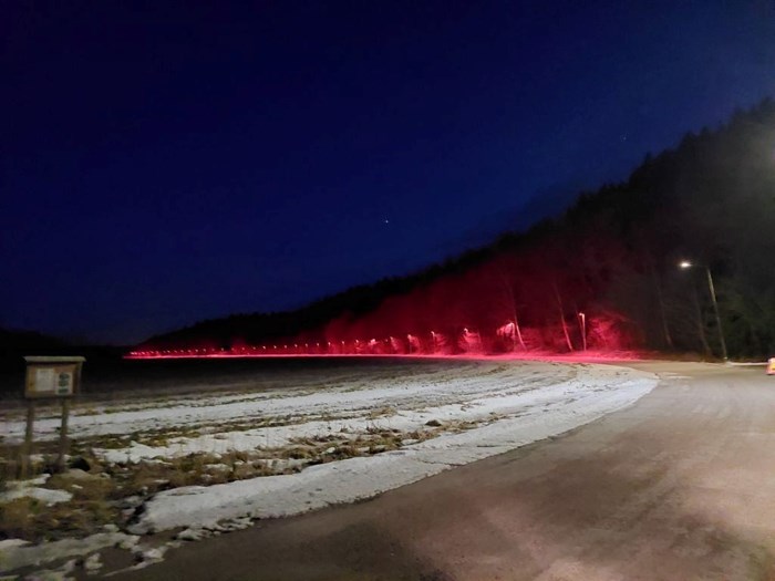Röd belysning Vindbrovägen